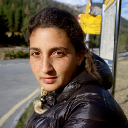 Portrait der Künstlerin Noha Mokhtar für die Biennale für Freiburg 3, 2025. Sie schaut in die Kamera. 